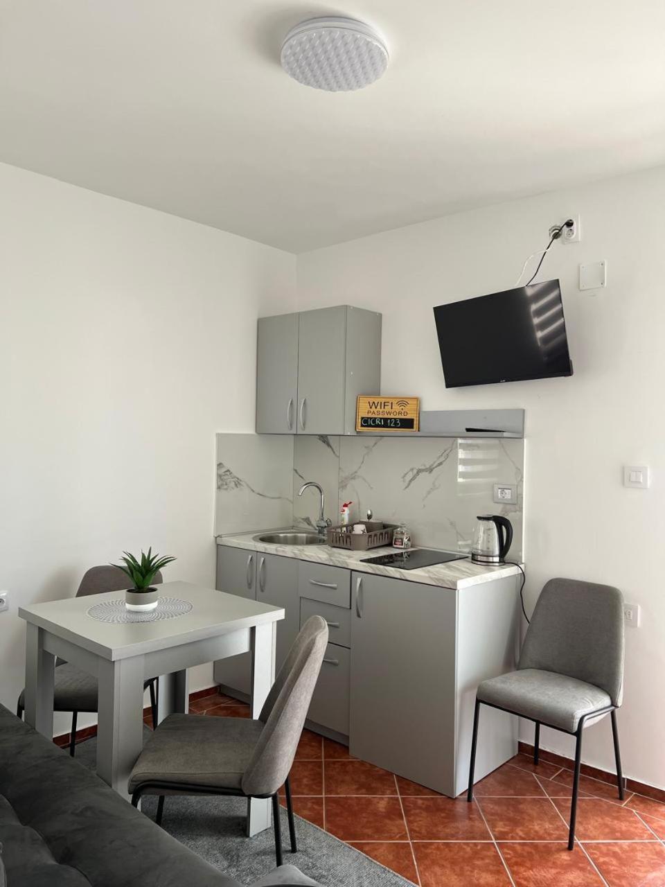 Kontiki Apartments Ulcinj Buitenkant foto